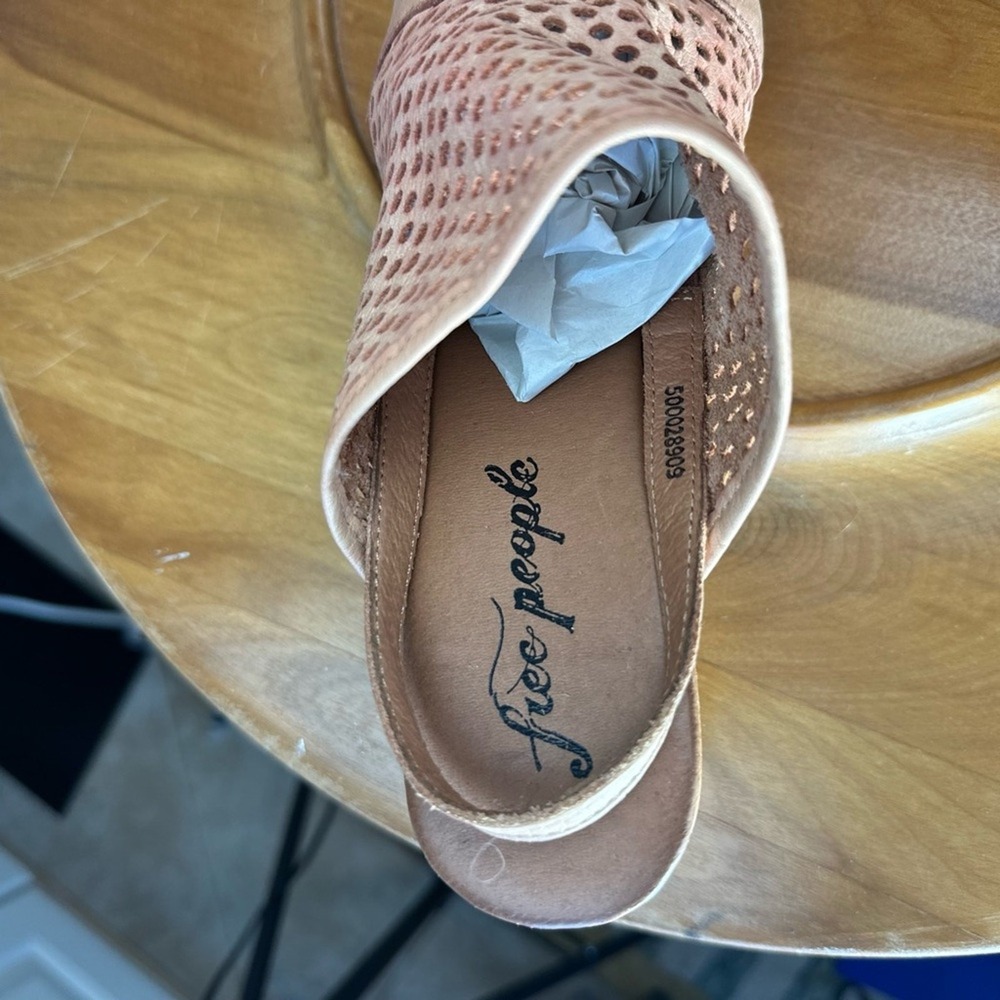 Free People NWB Size 38EU‎ peach pearl the Logan Leather Clogs - Picture 7 of 11